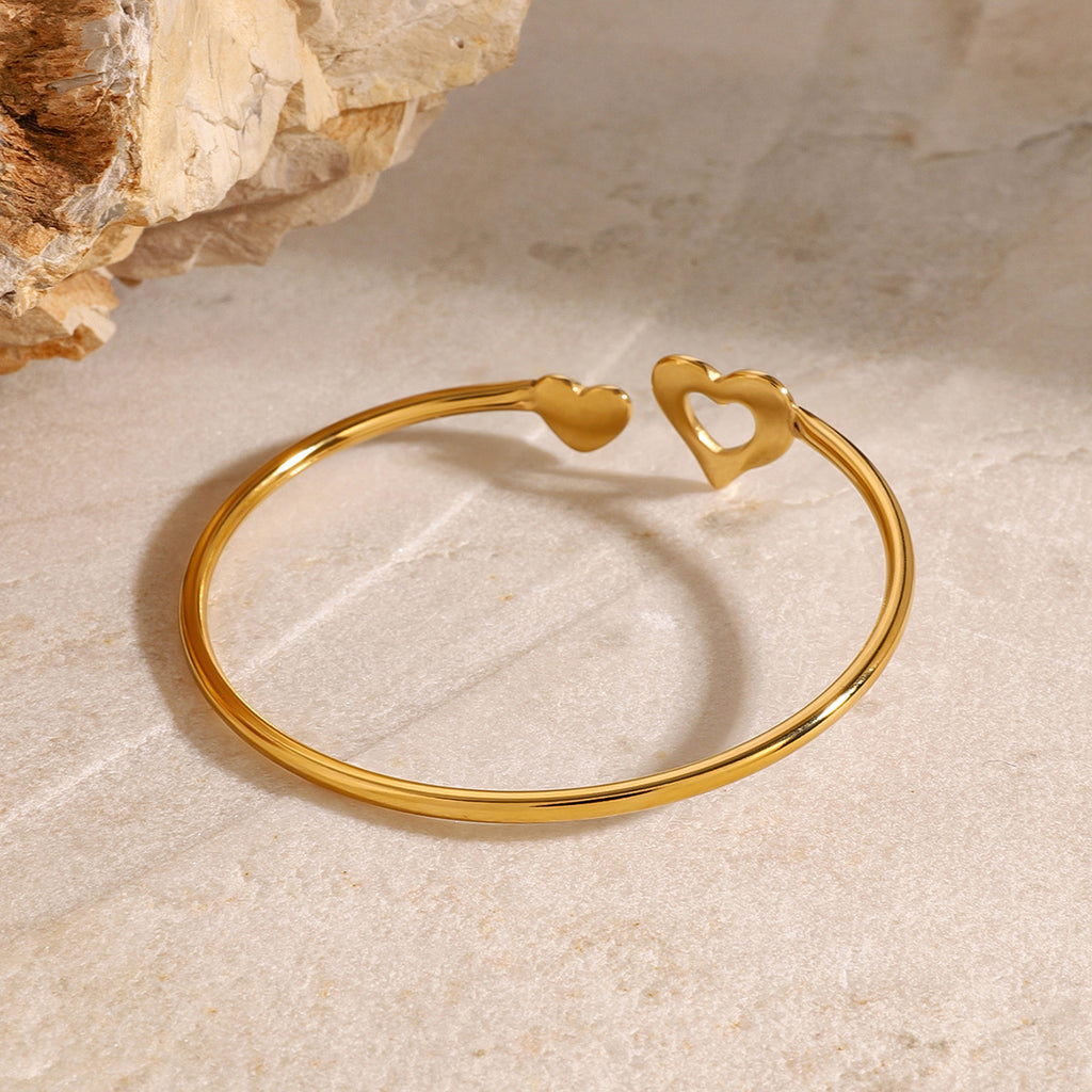 Stainless steel heart-shaped open bracelet, high-end niche bracelet, titanium steel bracelet, jewelry accessory