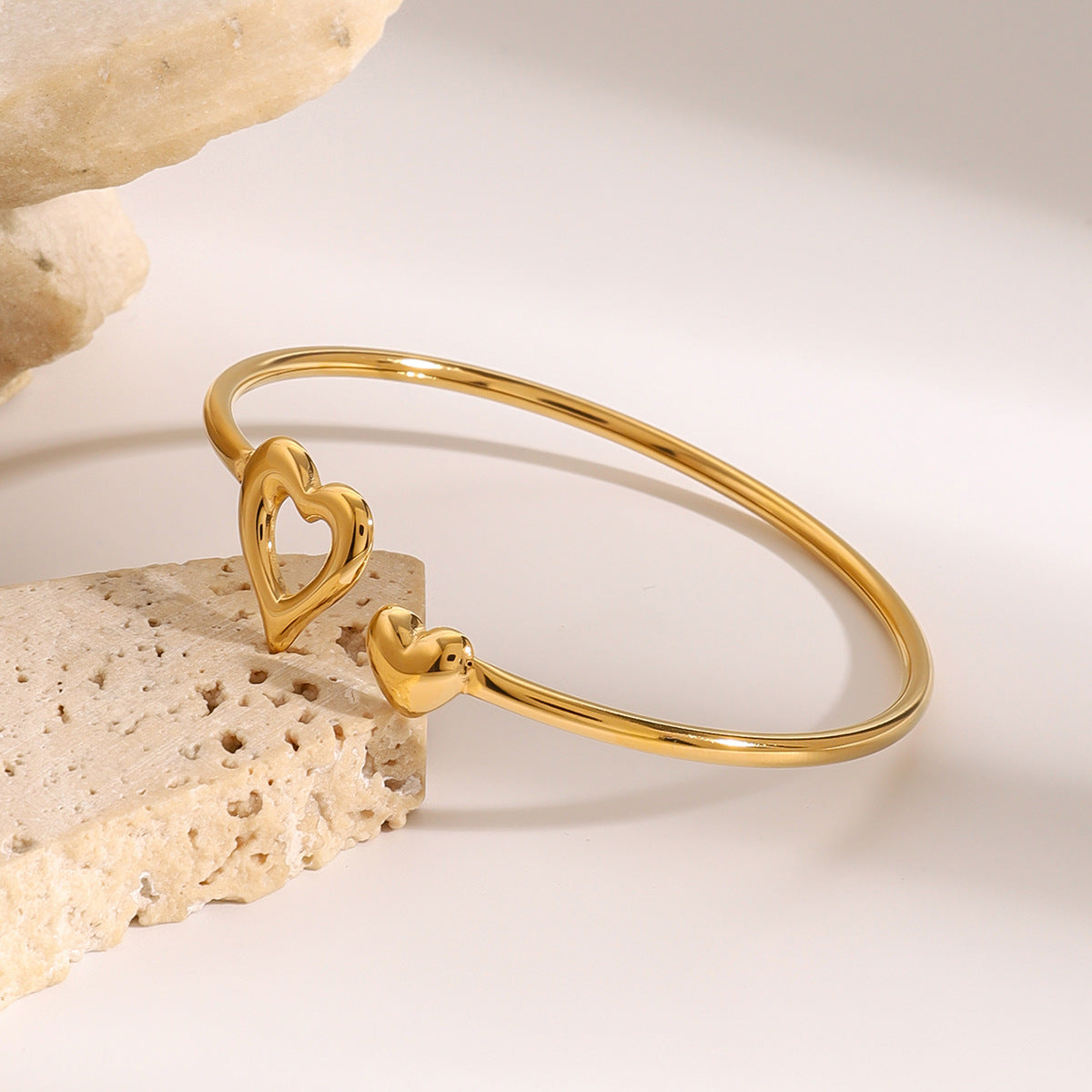 Stainless steel heart-shaped open bracelet, high-end niche bracelet, titanium steel bracelet, jewelry accessory