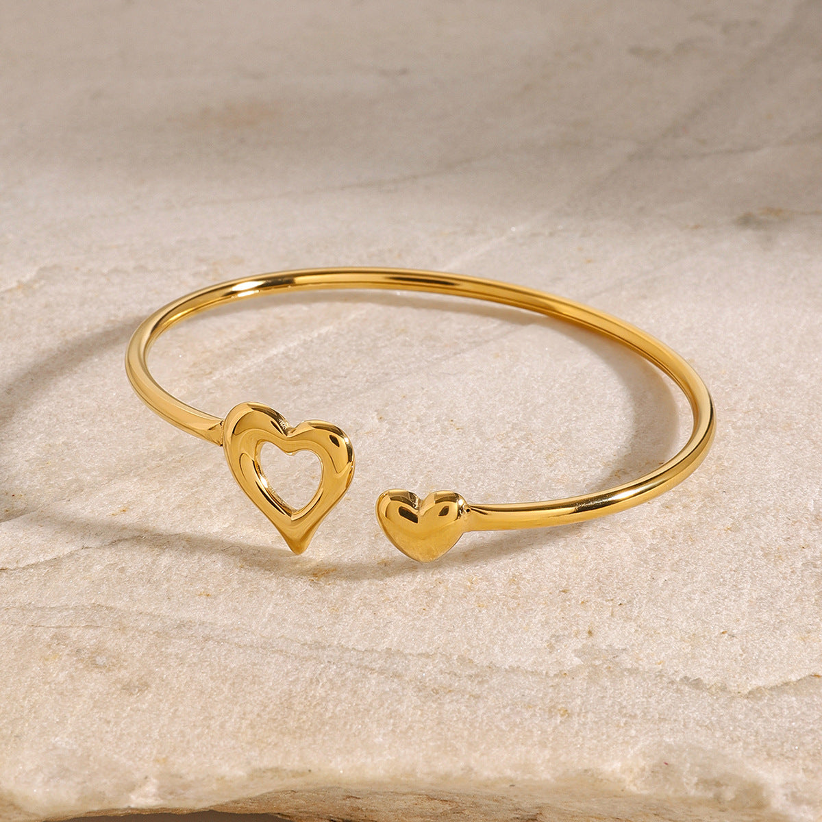 Stainless steel heart-shaped open bracelet, high-end niche bracelet, titanium steel bracelet, jewelry accessory