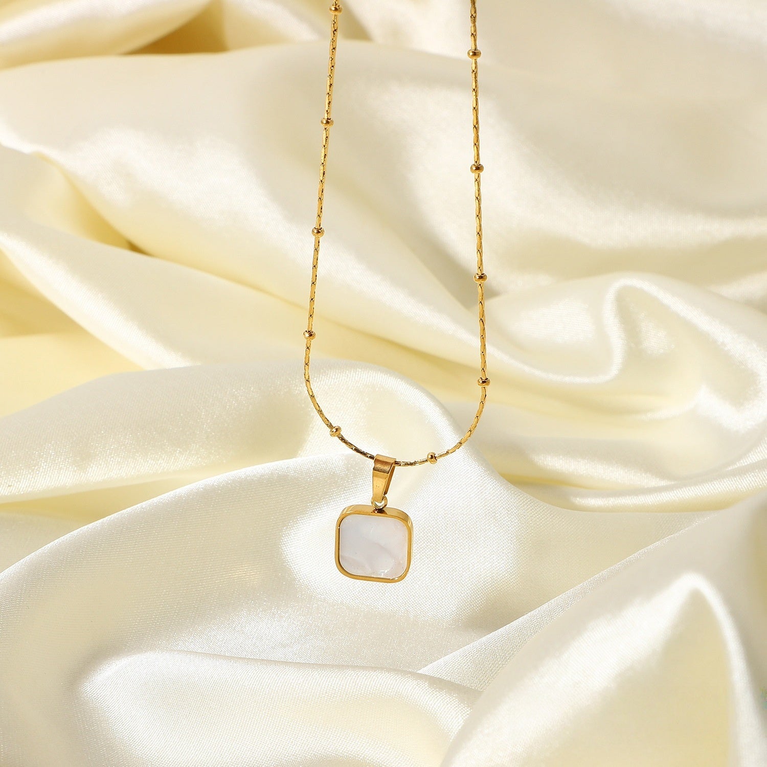 Gold Minimalist Shell Pendant Necklace – Gold and White Clavicle Chain