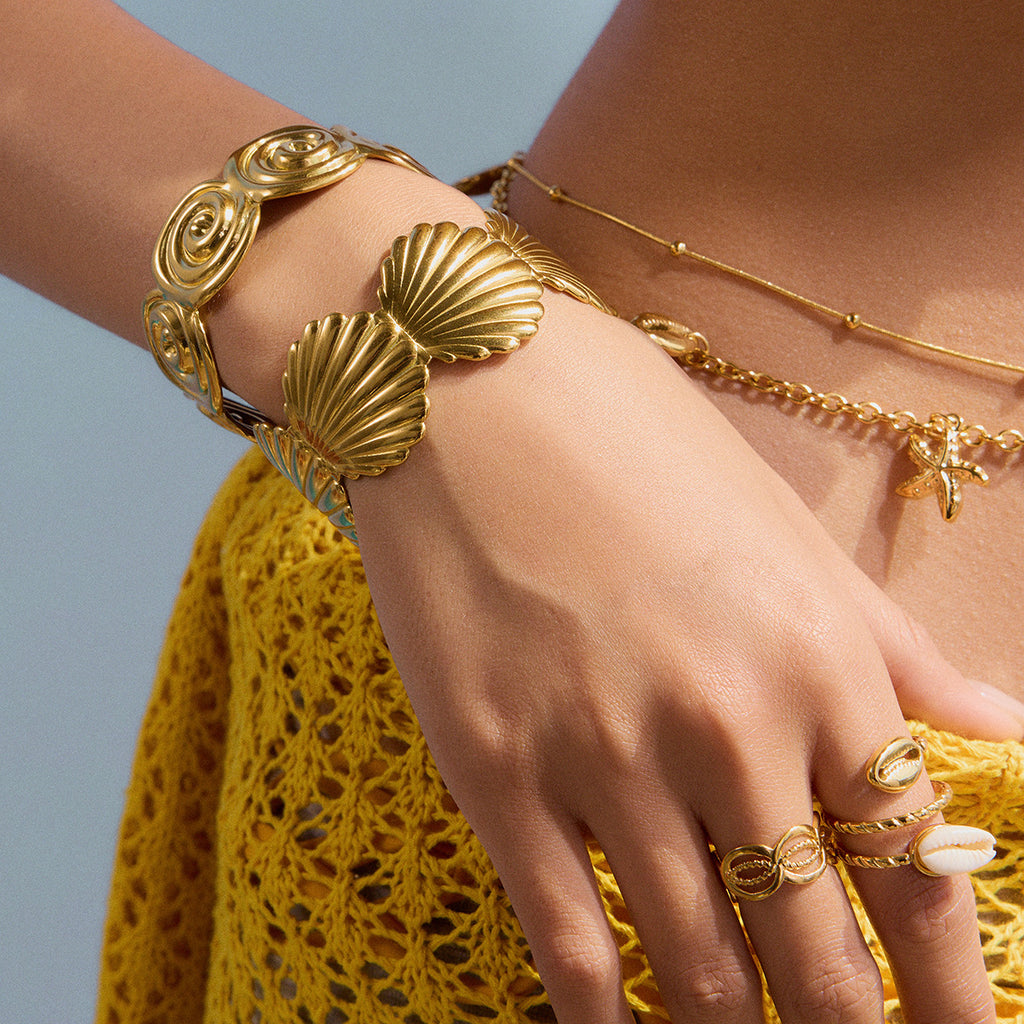 Shell bracelets, women’s jewelry that never loses its luster, lightweight and luxurious designs with a sophisticated aesthetic. Bracelets made of titanium steel.