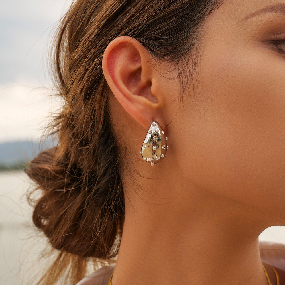 Silver teardrop earrings with clear crystals and pearls