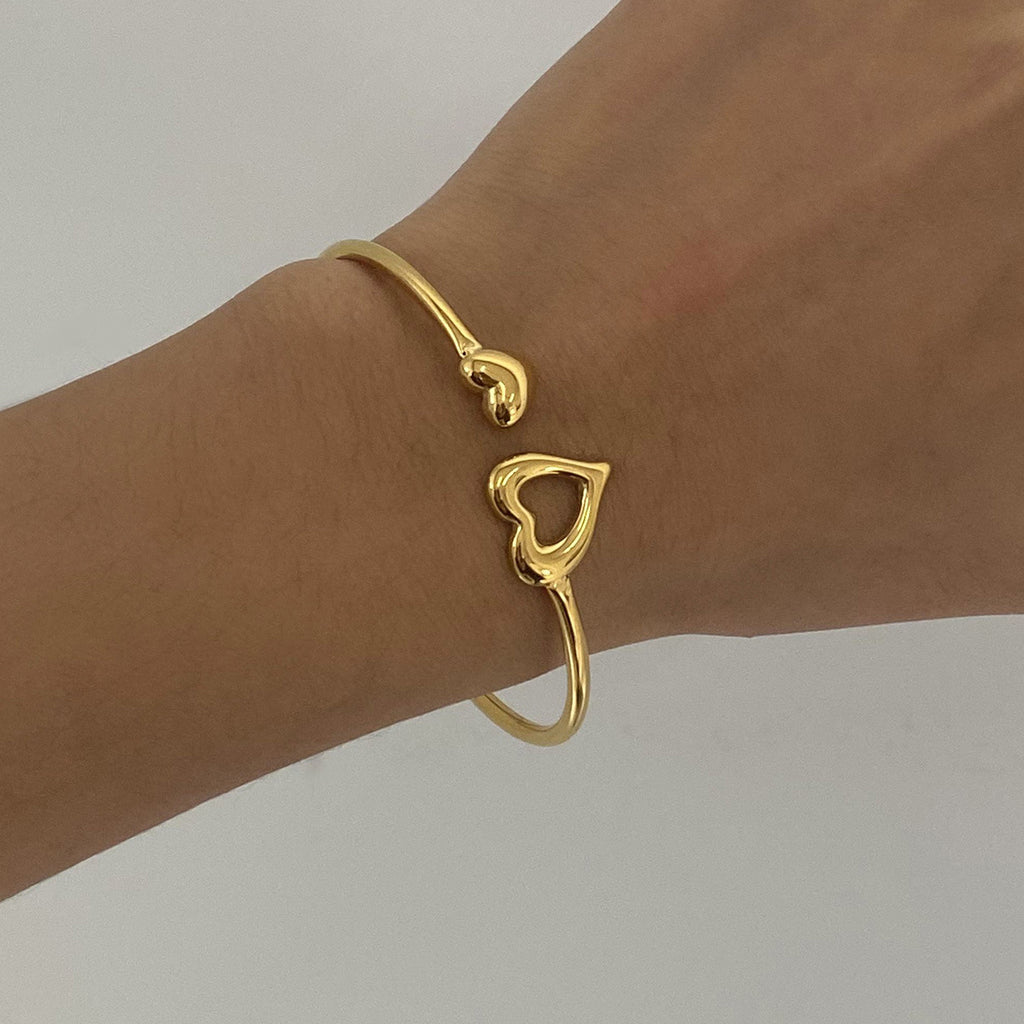 Stainless steel heart-shaped open bracelet, high-end niche bracelet, titanium steel bracelet, jewelry accessory