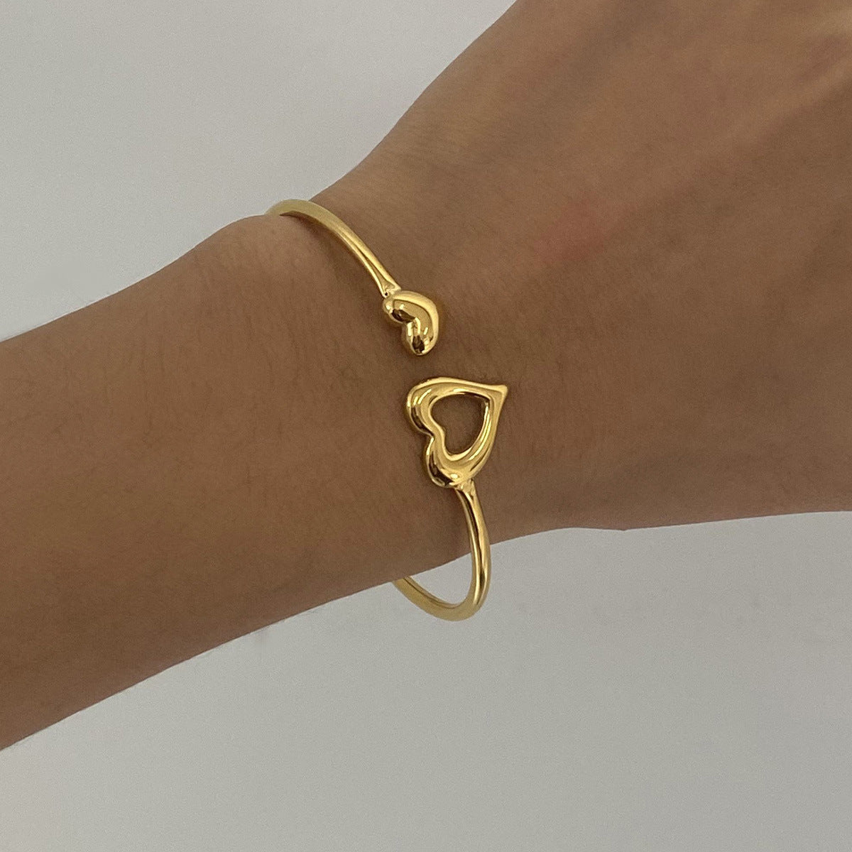Stainless steel heart-shaped open bracelet, high-end niche bracelet, titanium steel bracelet, jewelry accessory