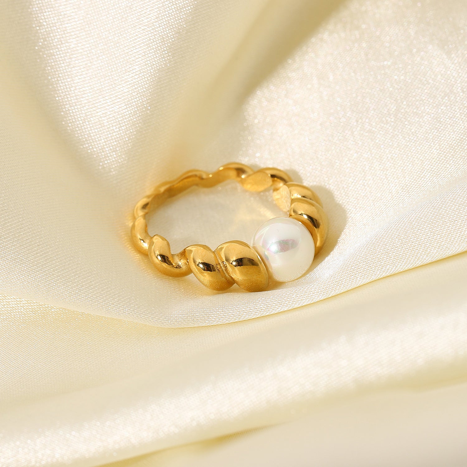 Twisted Gold Pearl Ring Close-Up Yellow Gold Women's Ring